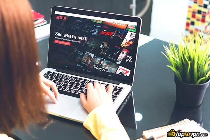 VPN Corona Virus: seorang wanita sedang menonton Netflix.