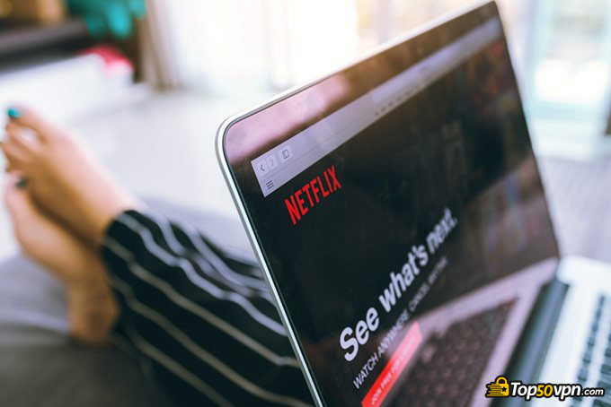 VPN Gratis untuk Netflix: seseorang sedang menonton Netflix.